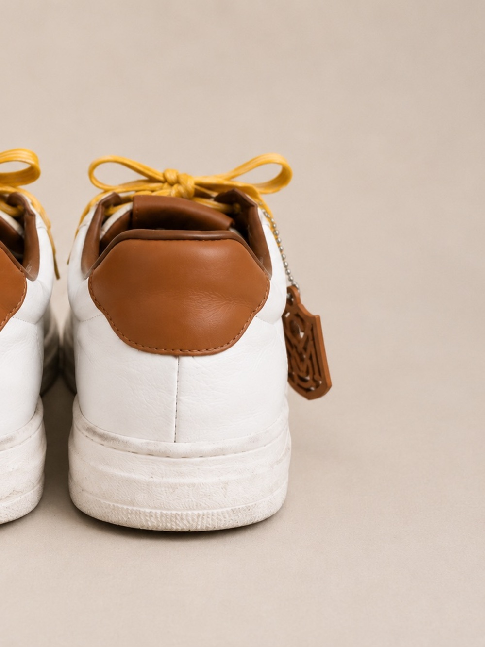 Steve Madden Marvin Court White Leather Sneakers Yellow Laces Charm Size 8 - Picture 3 of 5